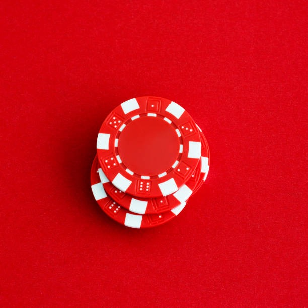 Live AduQ gameplay showing player hands and betting action